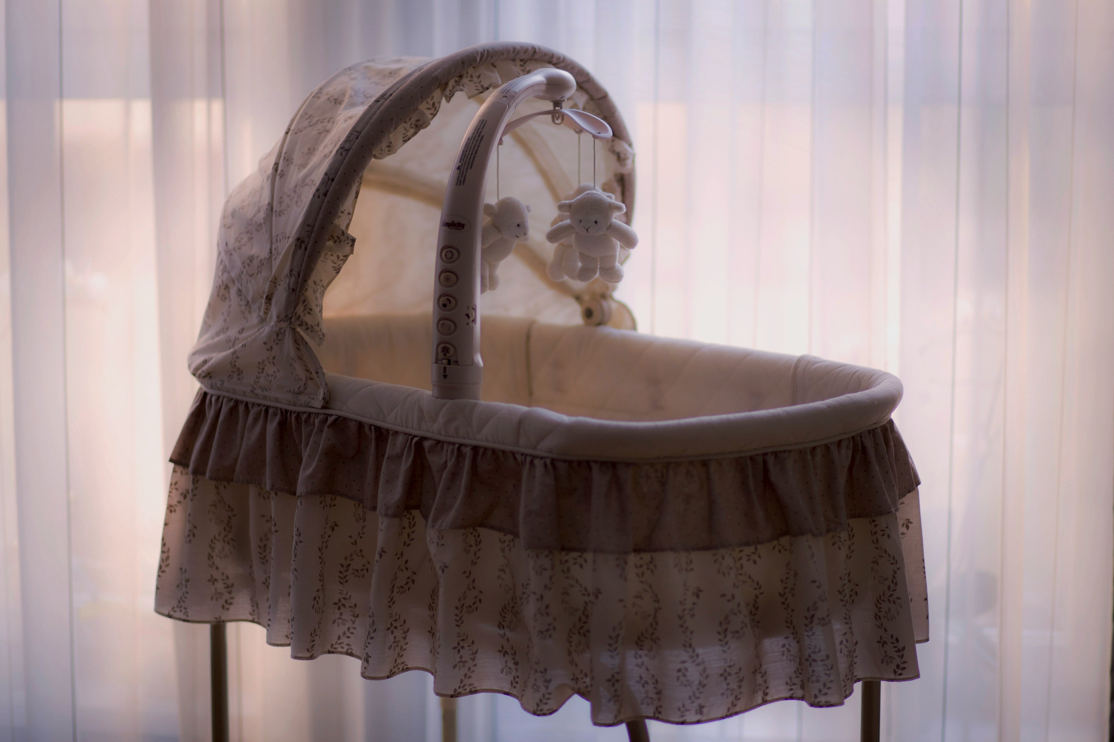 The Perfect Gift for New Parents? This Bedside Crib is a Strong Contender